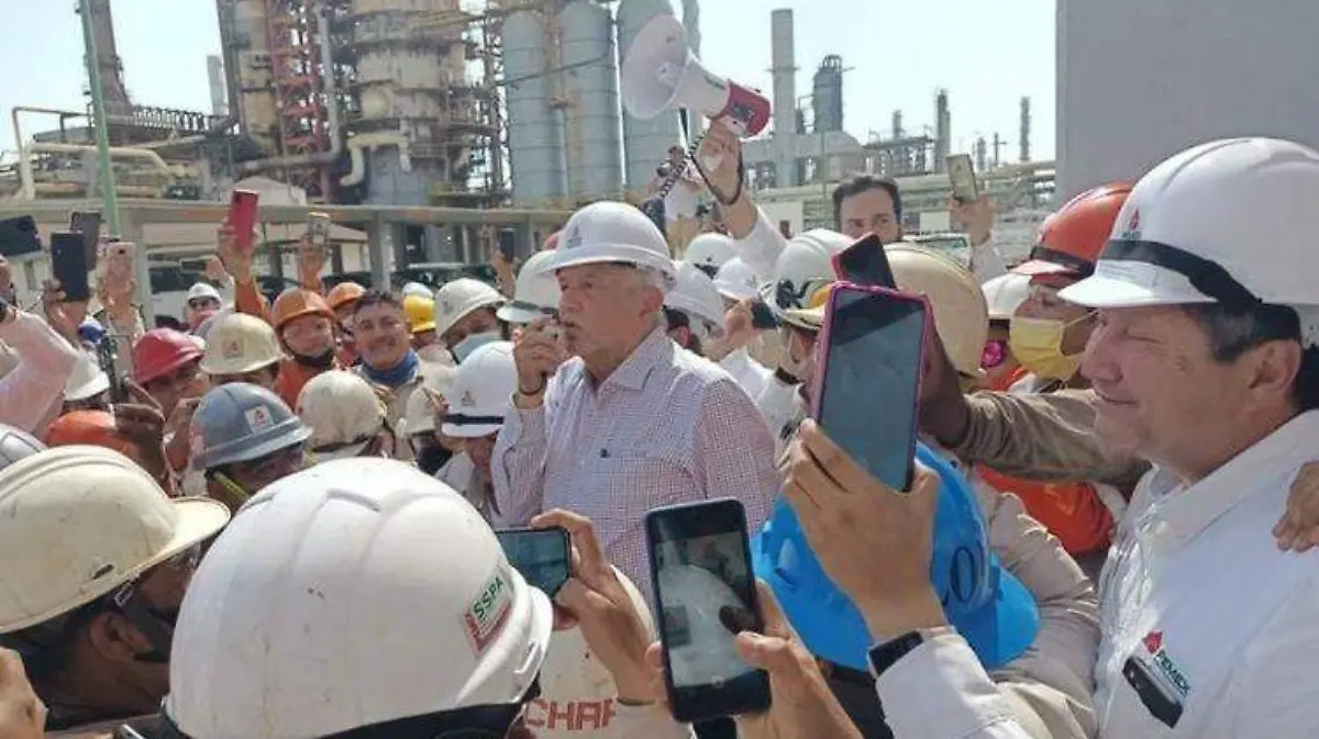 AMLO supervisa rehabilitación de refinería en Oaxaca